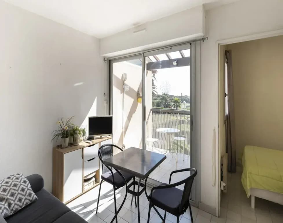 Relaxing Retreat by the Sea - Photo 4