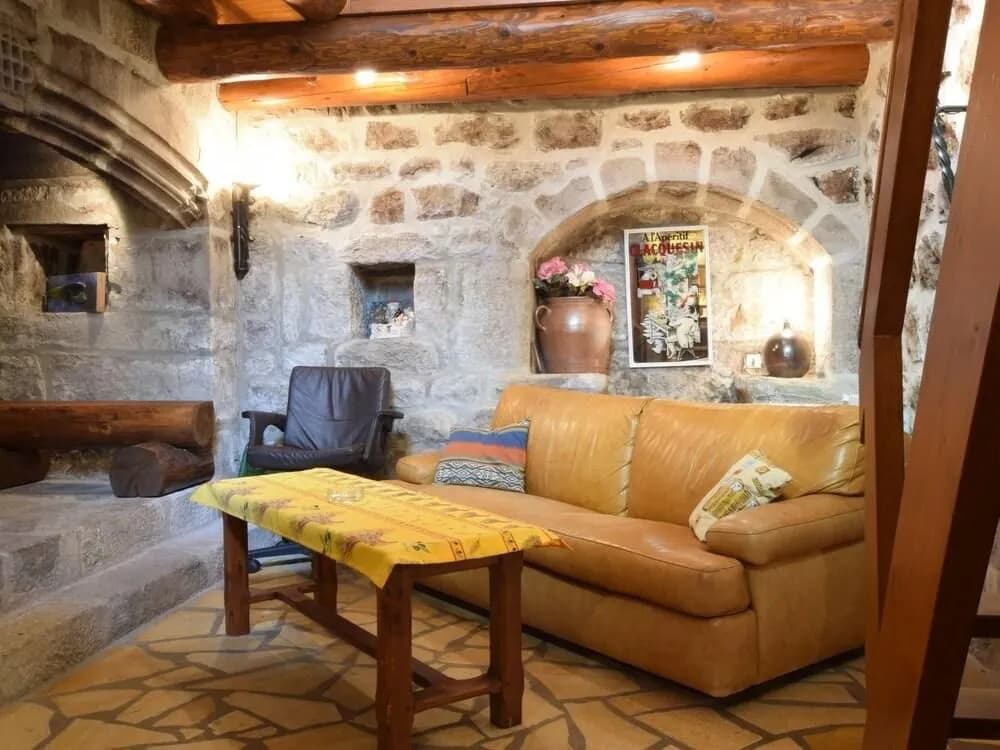 Cozy Holiday Home in La Souche by Le Lignon River - Photo 2