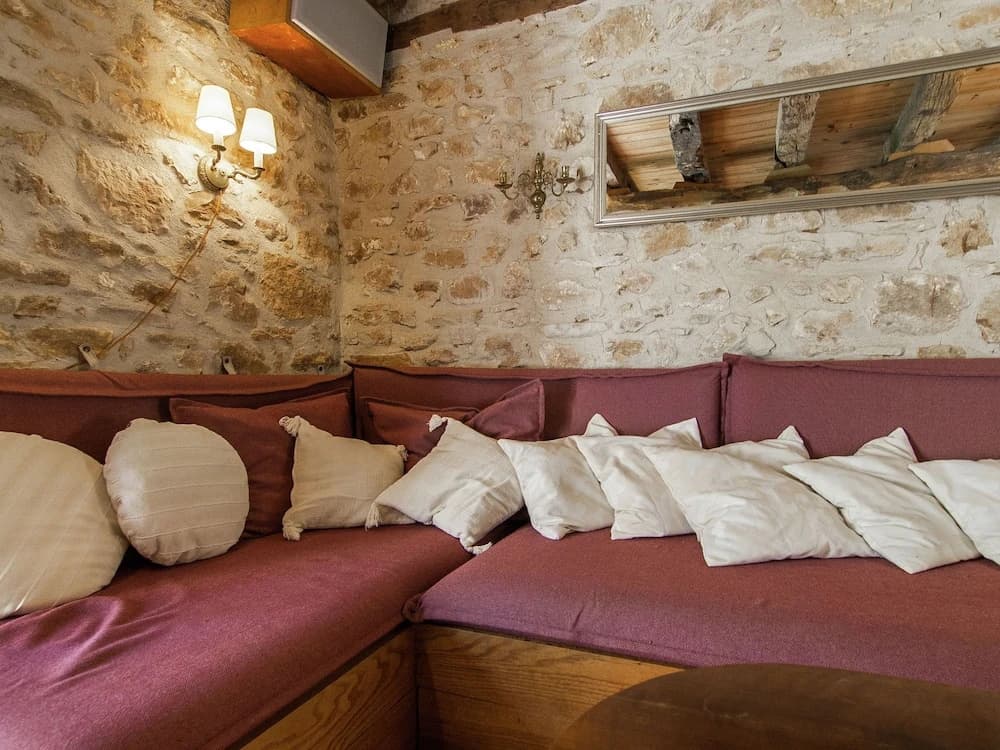 Spacious Farmhouse with private garden in Saint-Cybranet - Photo 4