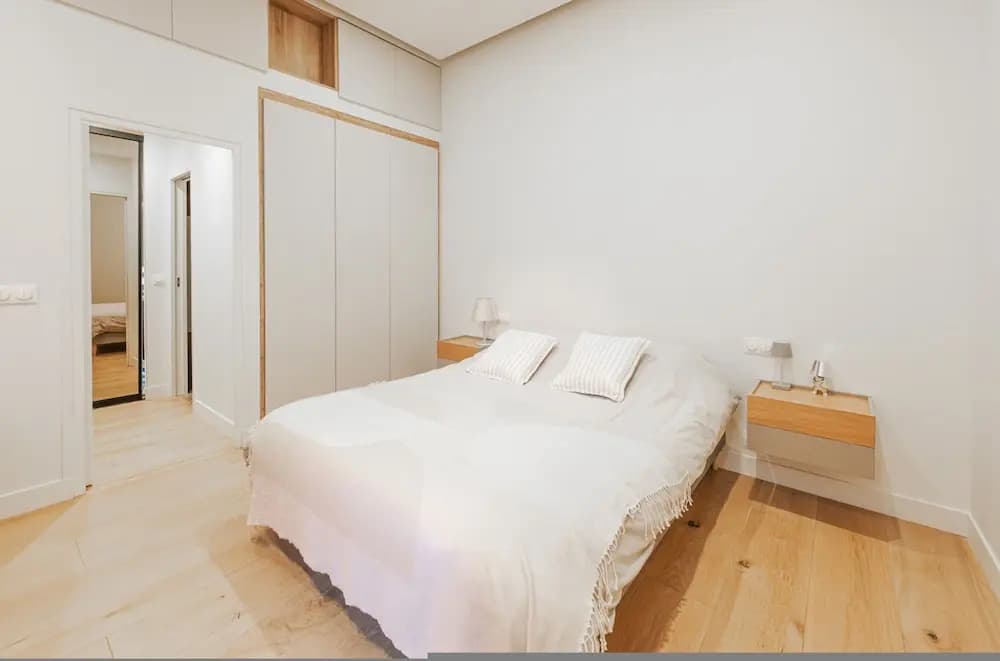 By Saint-sulpice Newly Refurbished 4 BR Apartment - Photo 4