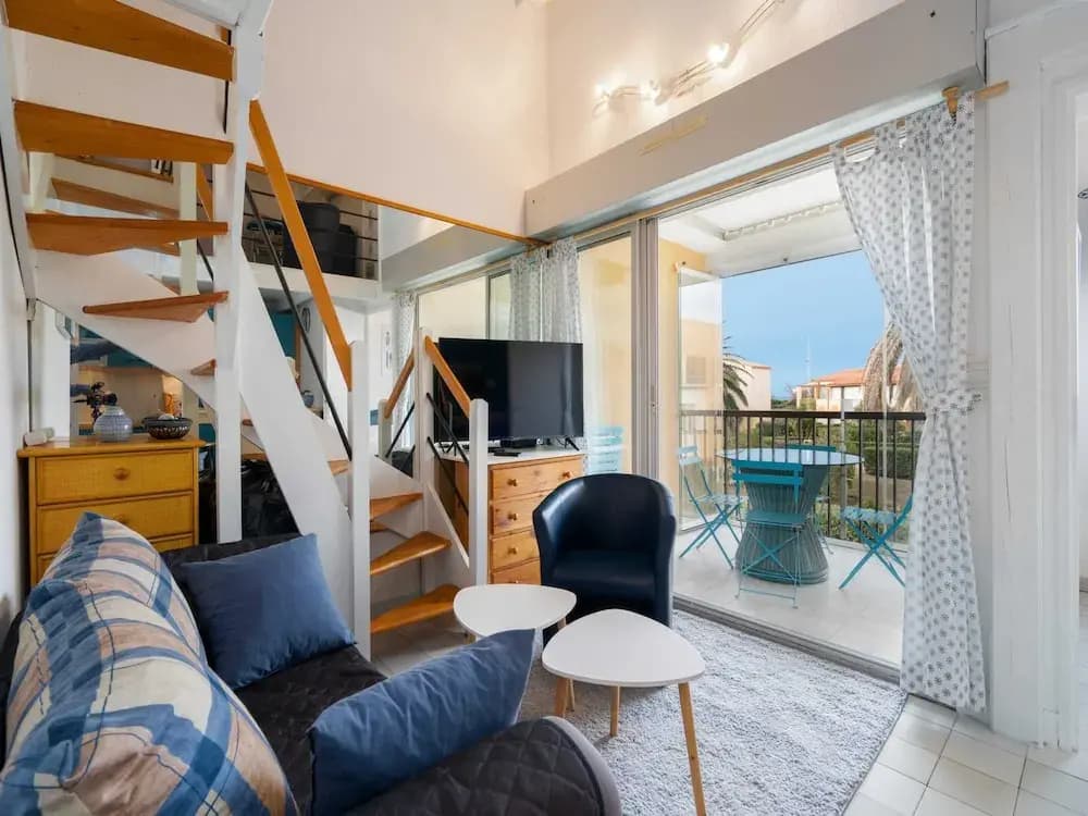 Stylish Seaside Stay in Agde - Photo 4