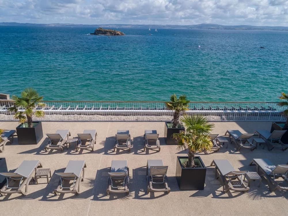 Seafront Apartment Near a Beach - Miniature 8