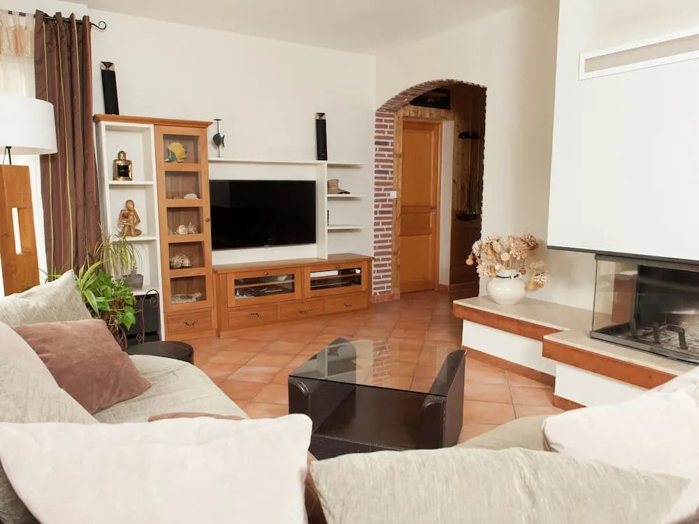 Spacious, Luxury Villa With Private Pool and Billiard Room, Near Idyllic Village - Photo 3