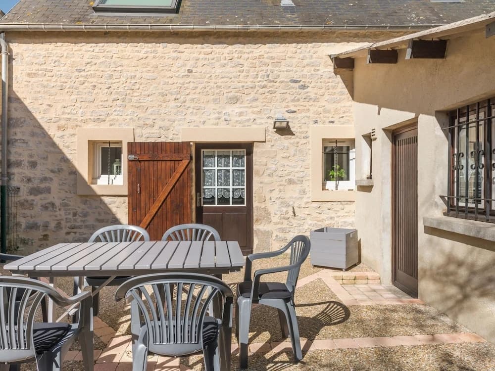 Simplistic Holiday Home in St-Laurent-sur-Mer with Terrace - Miniature 8
