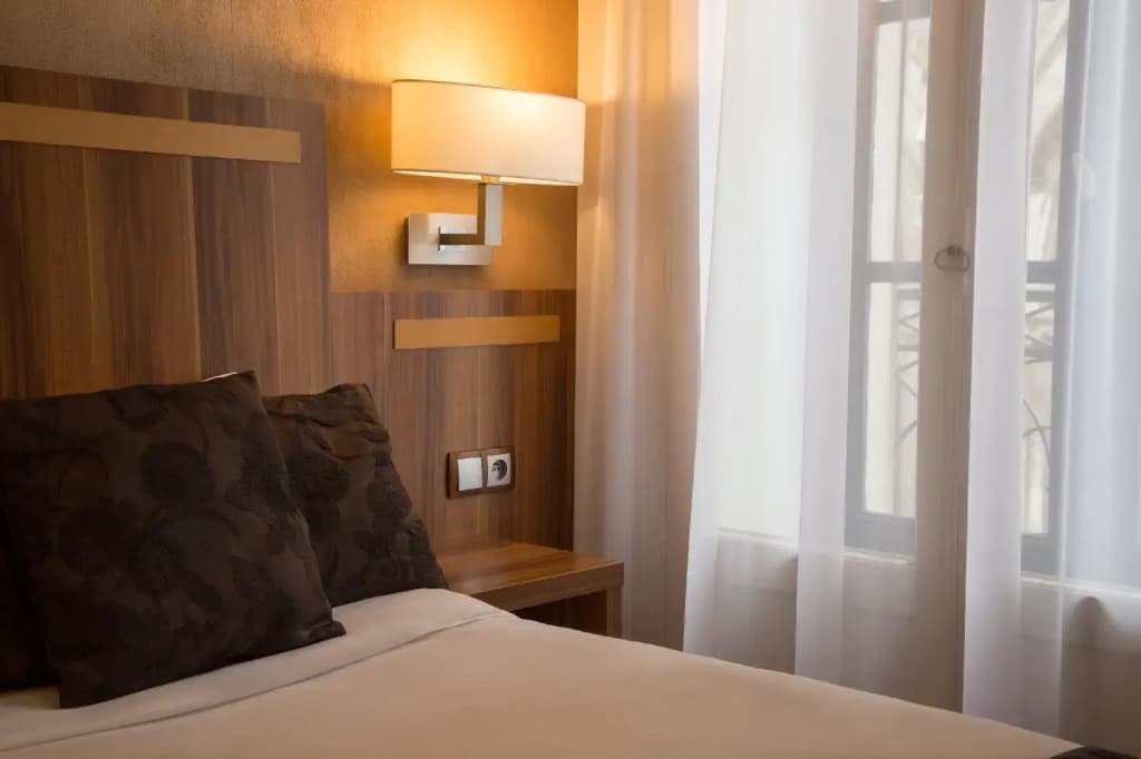 Hotel The Originals du Grand Monarque - Photo 2