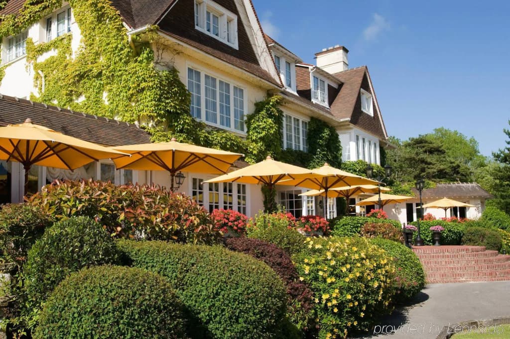 Le Manoir Hotel - Photo 1