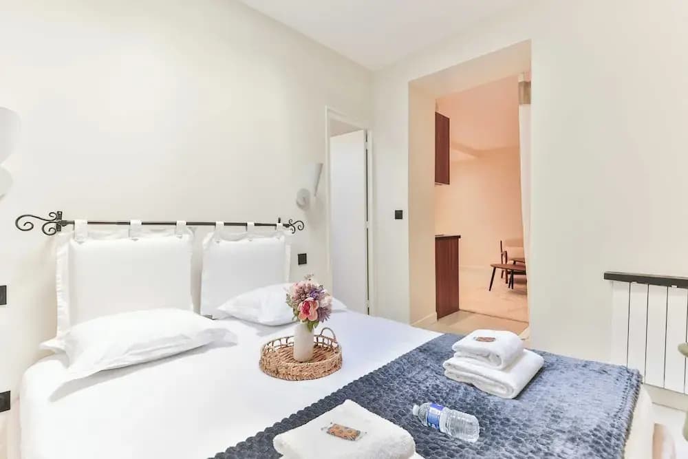 Peaceful Apartment in Eiffel Tower - Photo 3