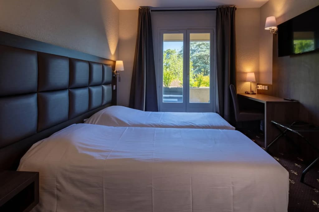 Logis Hotel Noemys Morgon - Photo 2