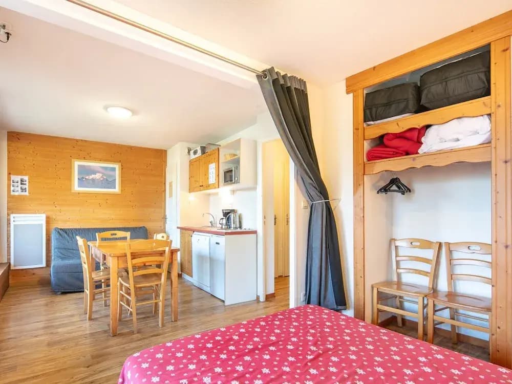 Serene Alpine Stay for 6 Guests - Miniature 8