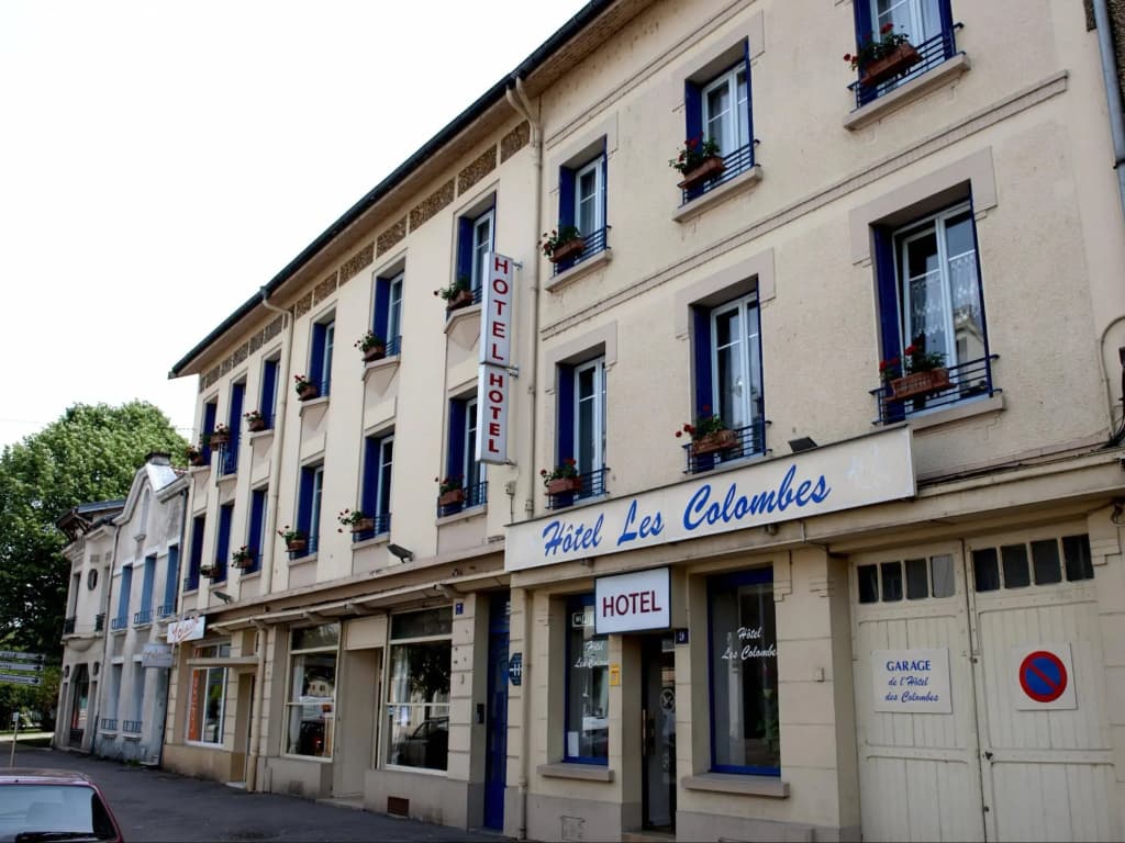 Hôtel Les Colombes - Photo 1