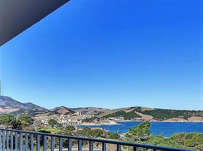 T 2 tout confort avec terrasse vue mer et montagne. - Miniature 8