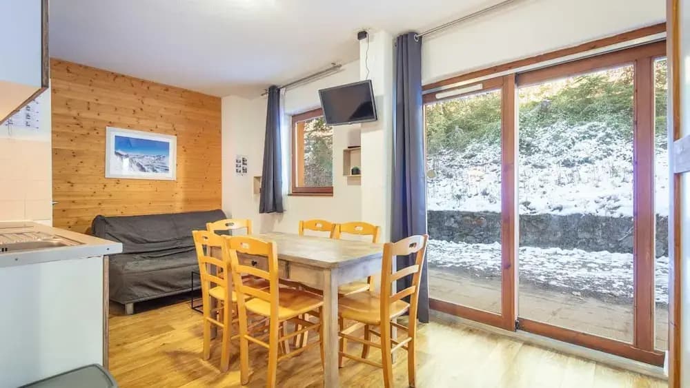 Stylish Alpine Stay for 6 Guests - Photo 1