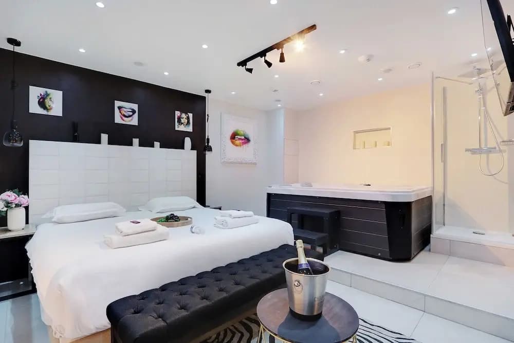 Intimate Flat w/ A/C & Jacuzzi - 2br/6p Montmartre - Photo 2