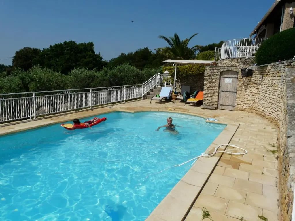 Maison de vacances avec piscine privée, possédant une très une jolie vue sur le Luberon, agréable jardin, située à Mérindo...
