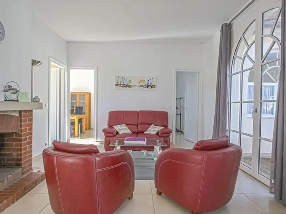 Bright Holiday Home With Garden - Photo 1