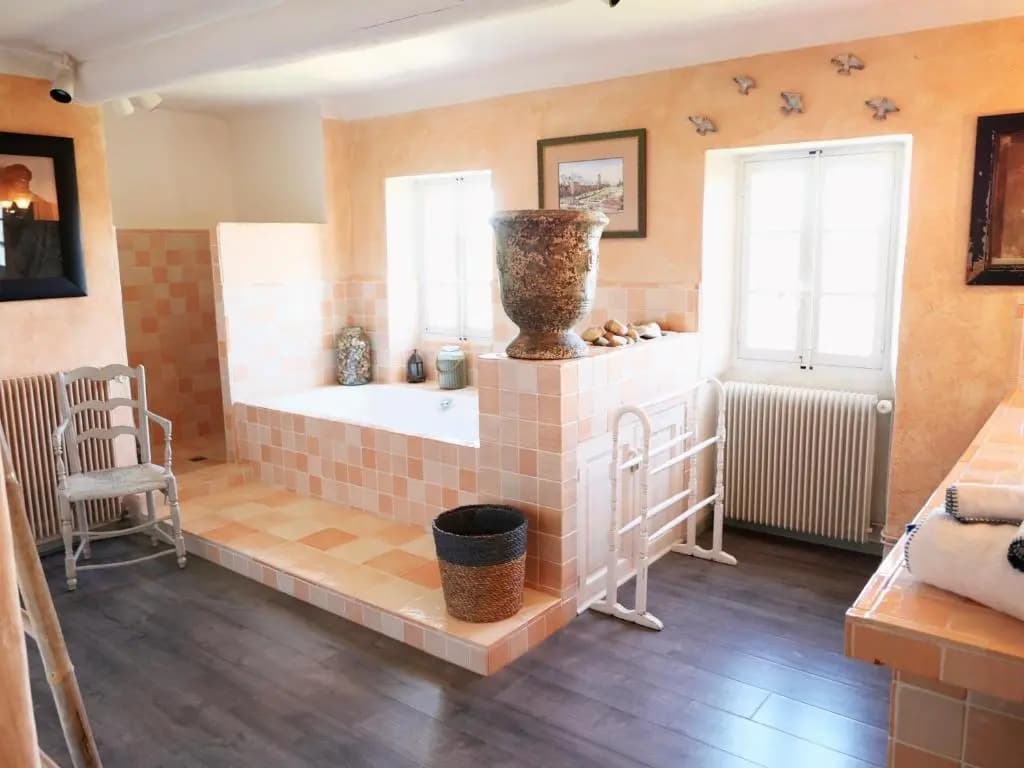 Superbe Mas Provençal 600m2 avec une Superbe Piscine Chauffée et très grand jardin 9000m2, situé au cœur du Luberon en cam...