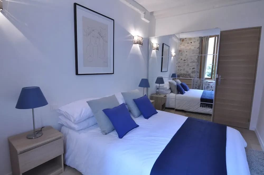 Picasso Apartments - Photo 3