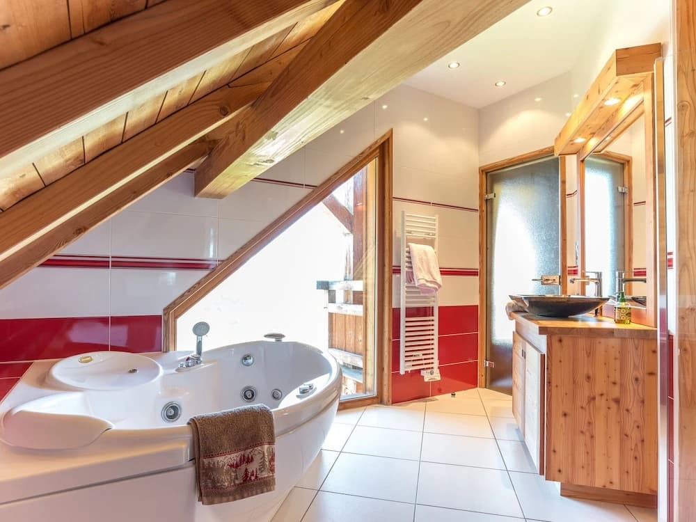 Luxurious Chalet in Vaujany French Alps with Balcony - Miniature 7