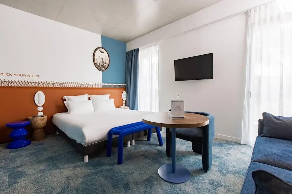 The Ruck Hotel - Miniature 7