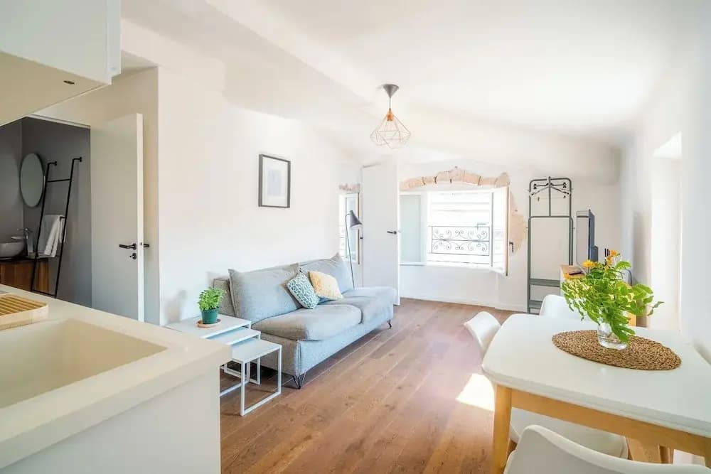 1 Bedroom Apartment in City Center, Near Old Port - Photo 5