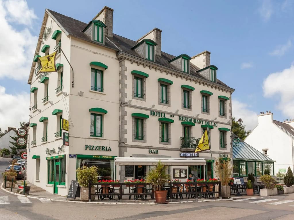 Logis Hotel Du Lac - Photo 1