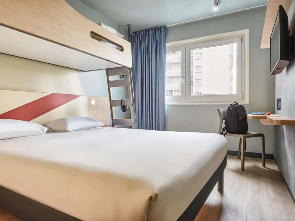 Ibis Budget Poitiers Nord Futuroscope - Photo 2