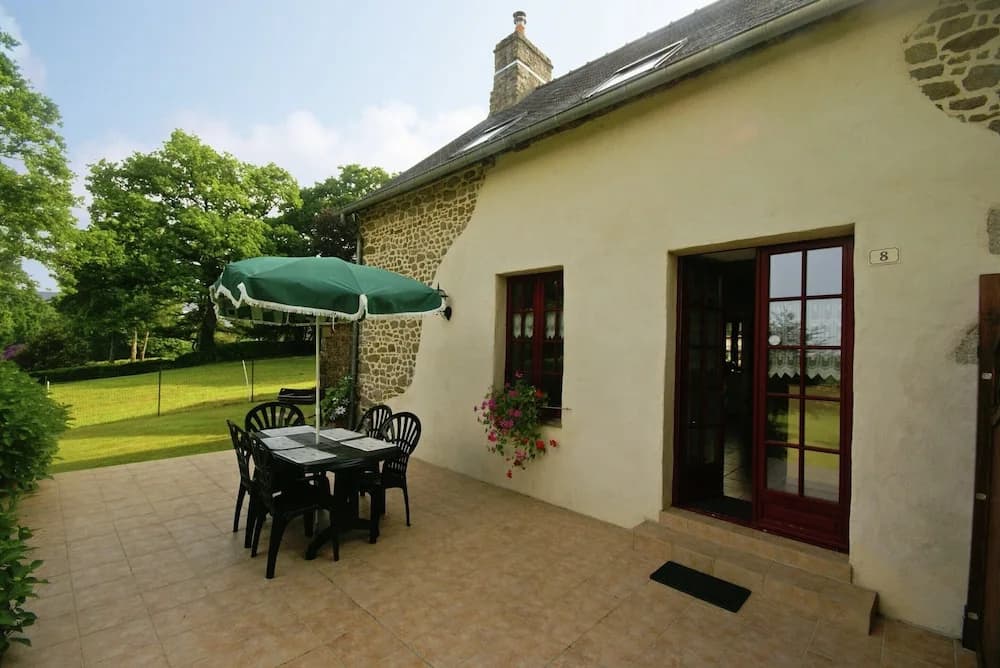 Cozy Garden Villa in Bonnemain - Miniature 6