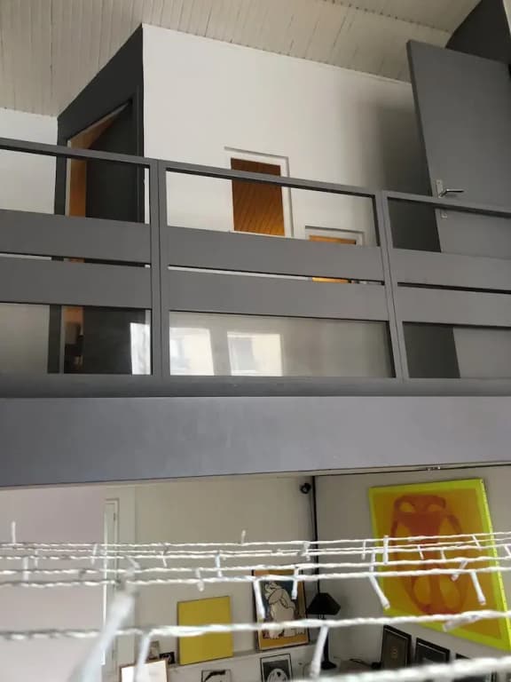Bright bedroom in a family house - Miniature 8