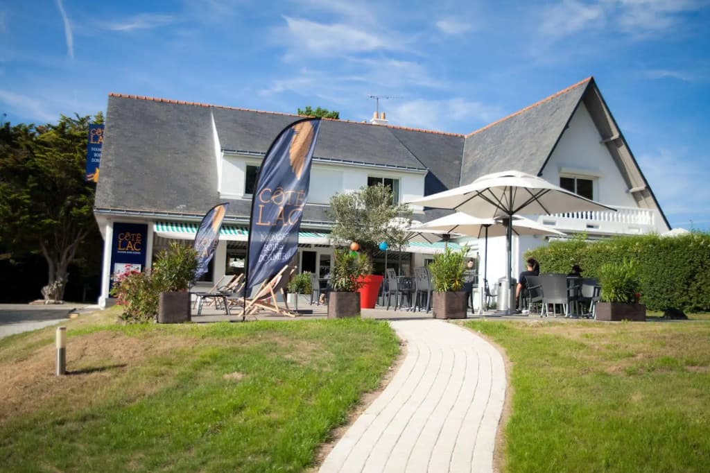 Hôtel Restaurant Logis Côté Lac - Photo 1