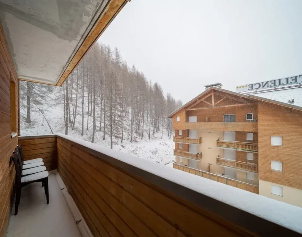 Apartment in France With Mountain Views & Pool - Miniature 7