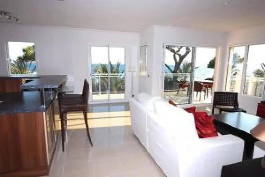 Stunning 2 Bed Apt on the Seafront of Cannes in a High Class Secure Building With Swimming Pool - 463 - Photo 3