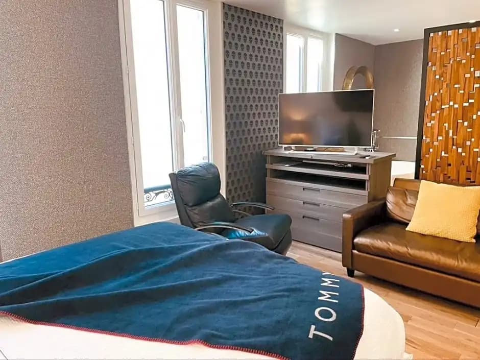 Venue C , Luxury 6 Bedroom Mansion - Photo 5