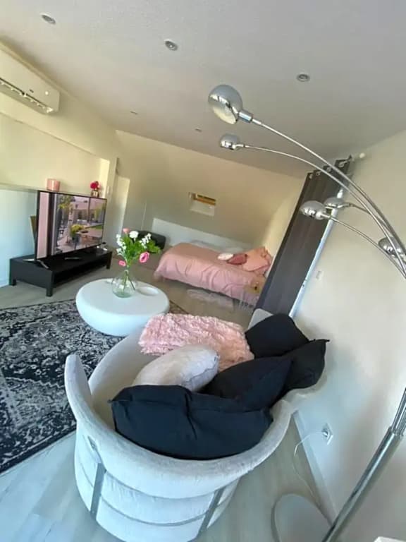 Agréable chambre d’hôte calme avec piscine - Miniature 6