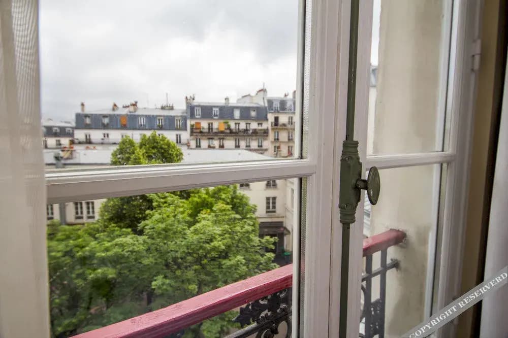 Parisian Apartment at the Foot of Montmartre - Miniature 7