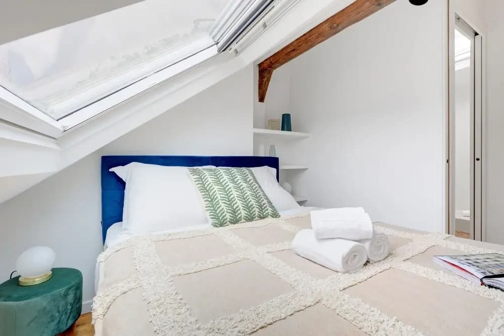 Cozy & Elegant Retreat Near Notre-Dame - Photo 4