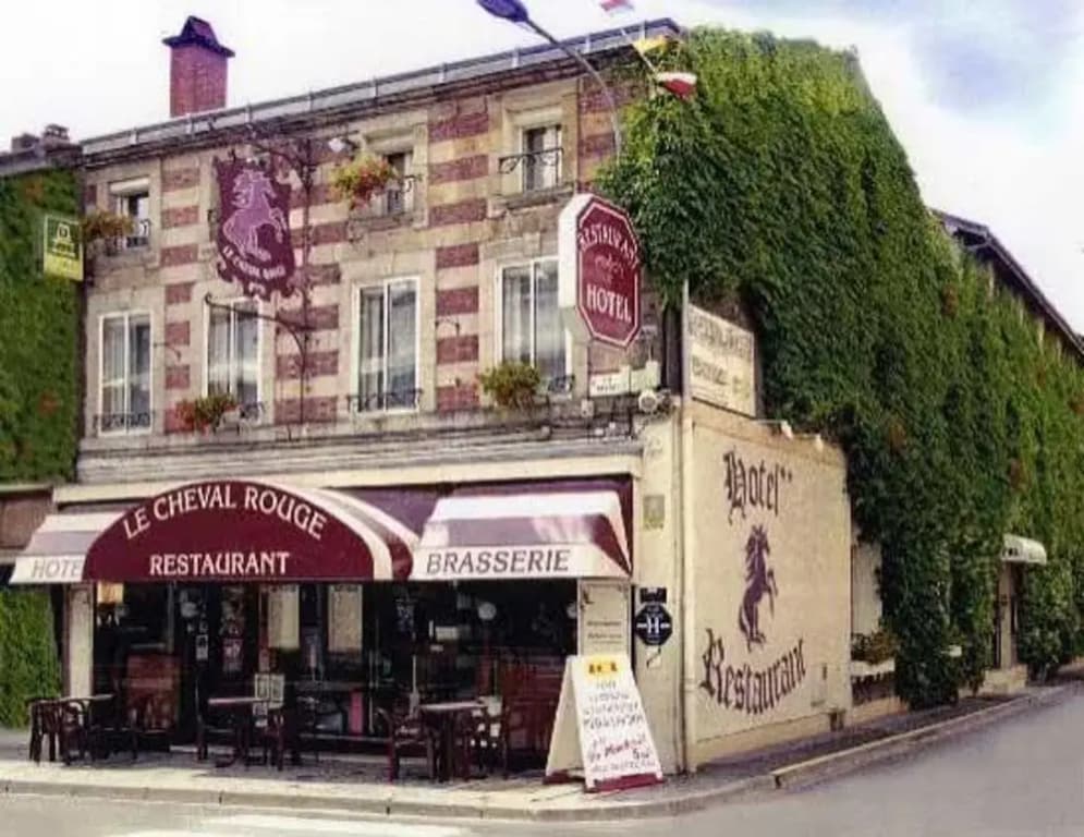 Hôtel restaurant Le Cheval Rouge - Photo 1