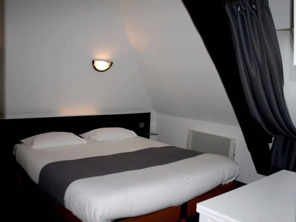 Hotel Le Tronçais - Photo 1