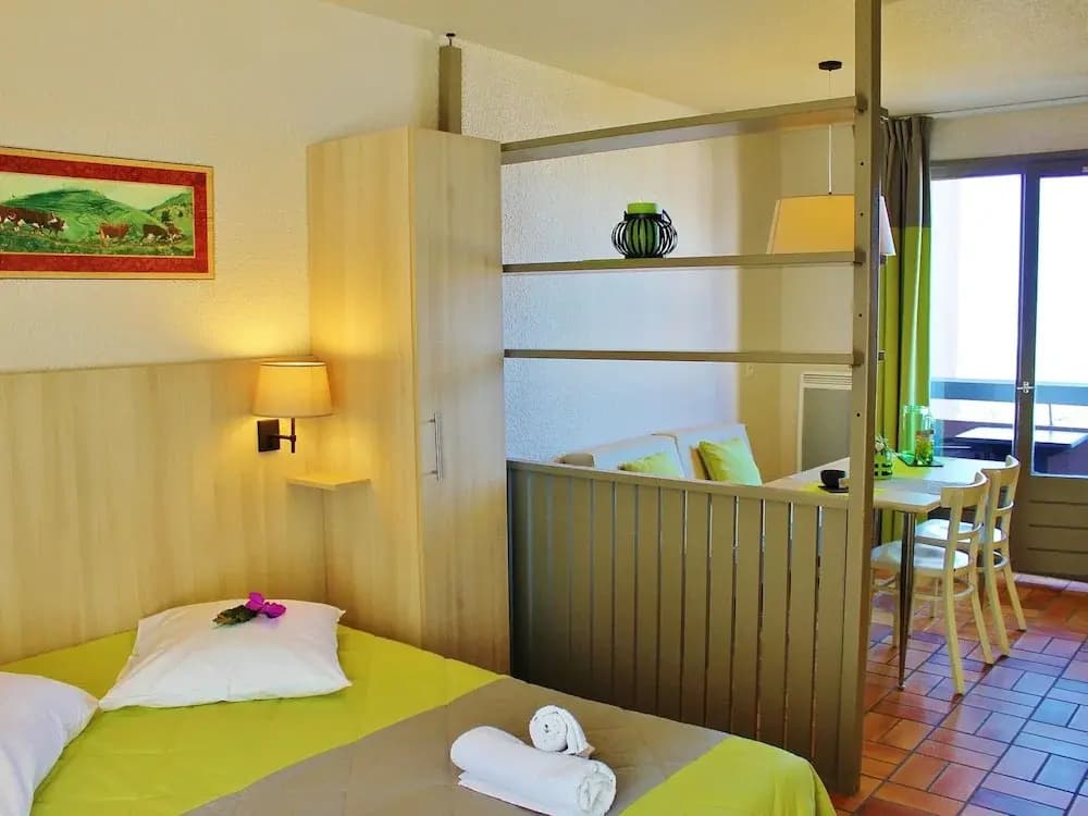 Apartment With Balcony or Terrace - Photo 4