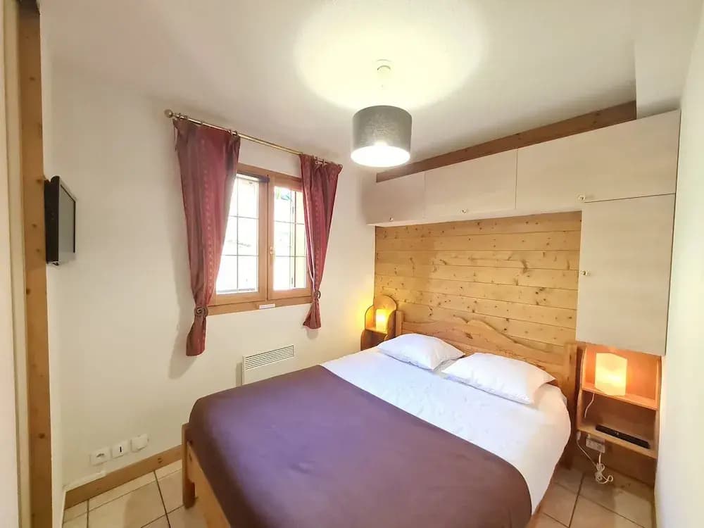 Spacious Apartment With Balcony - Photo 2