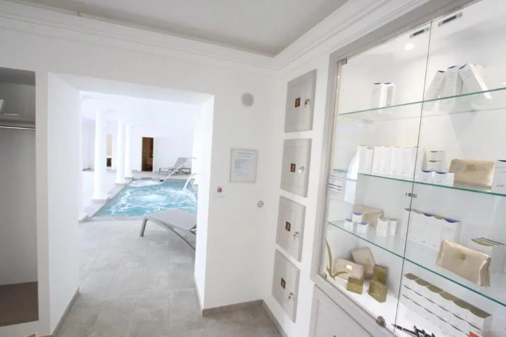 Le Continental Hotel - Photo 4