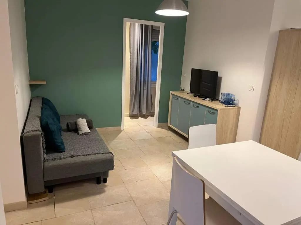 Maison de plein pied divisée en 2 appartements F3 independant, situé à Jacou, à 15km des plages, 5km de montpellier centre...
