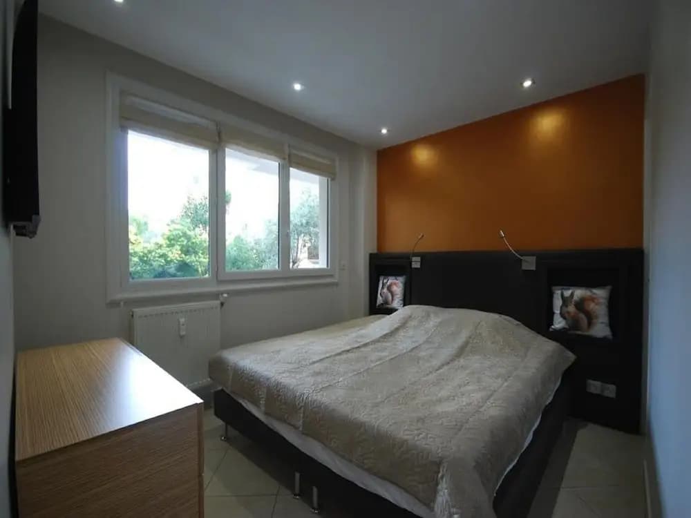 Three Bedroom Carlton Cannes - Miniature 6