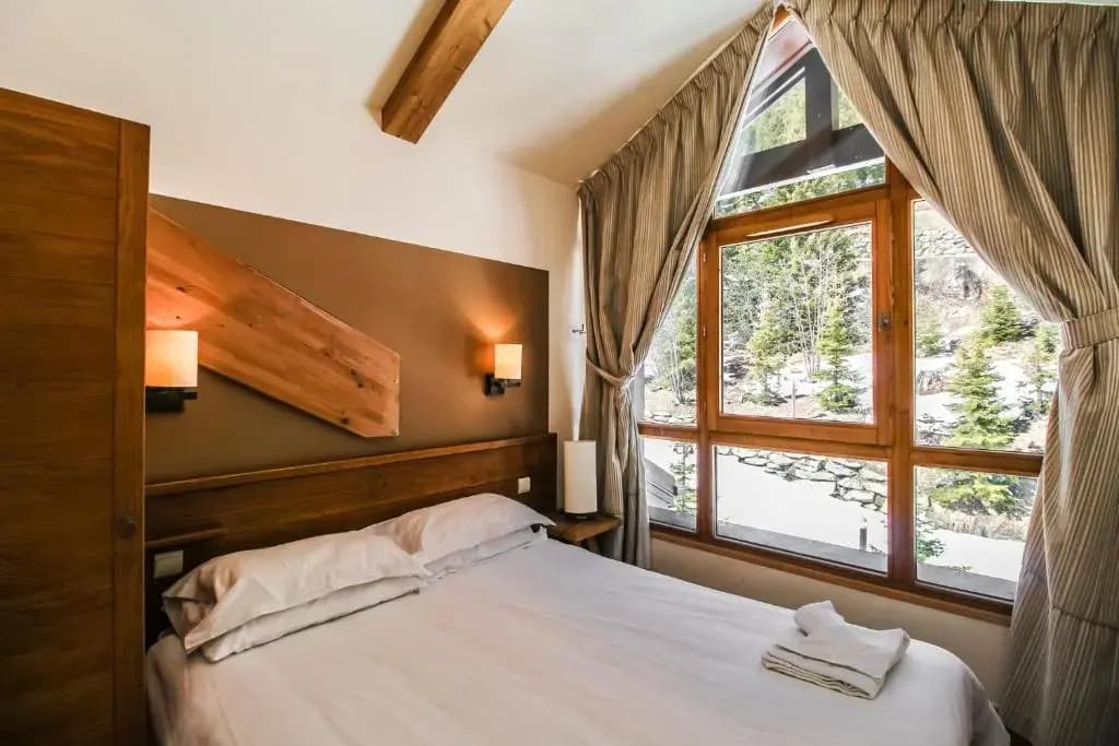 Charming 6th-floor 2-bedroom apartment with fireplace - Photo 2