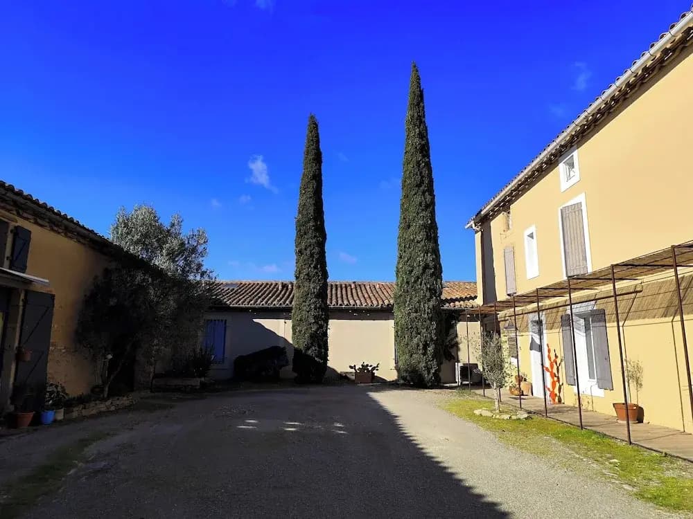 Les Grands Cyprès - chambres d'hôtes, bed and breakfast - Photo 1