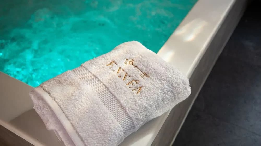 Ennéa - Jacuzzi & Luxury Suites - Miniature 7