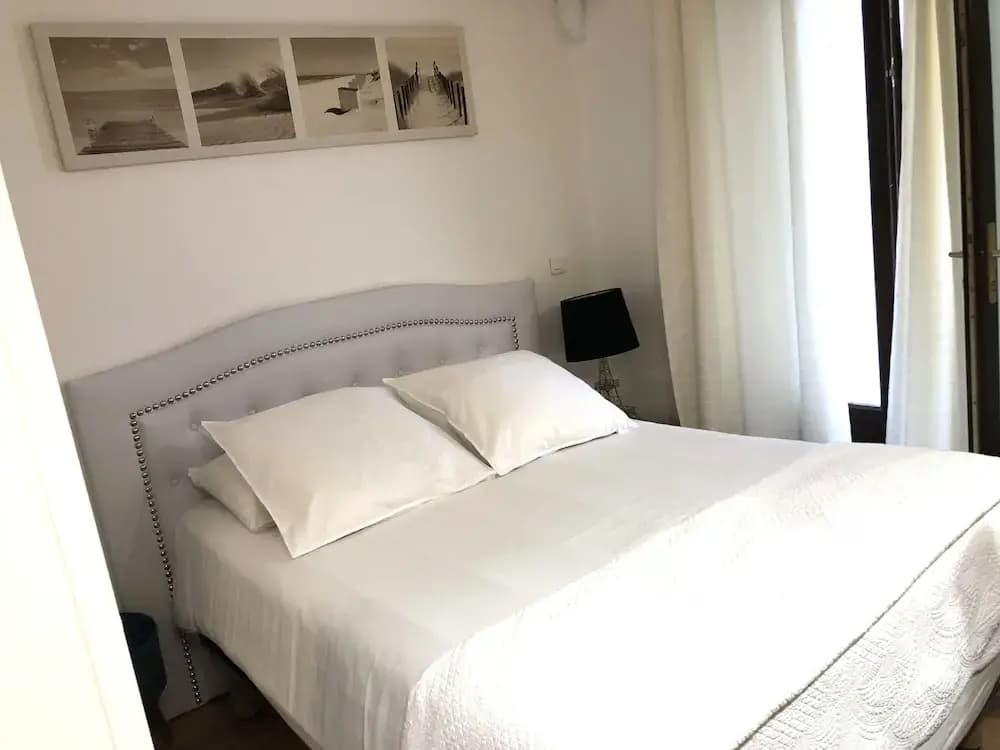 One bedroom flat ground floor avec cuisine -Rue Saint charles - métro Charles Michels 75015 PARIS - Photo 2