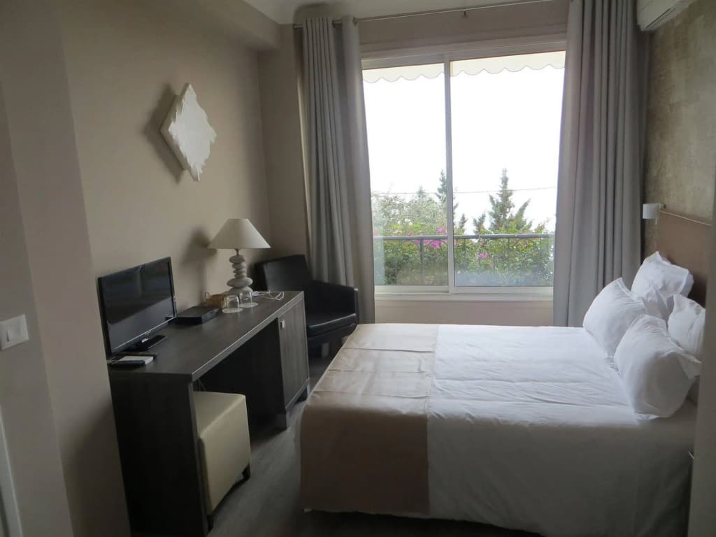 Hotel Regency - Photo 2