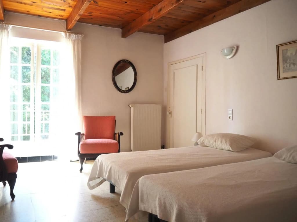 Charming Country House With Garden - Photo 3