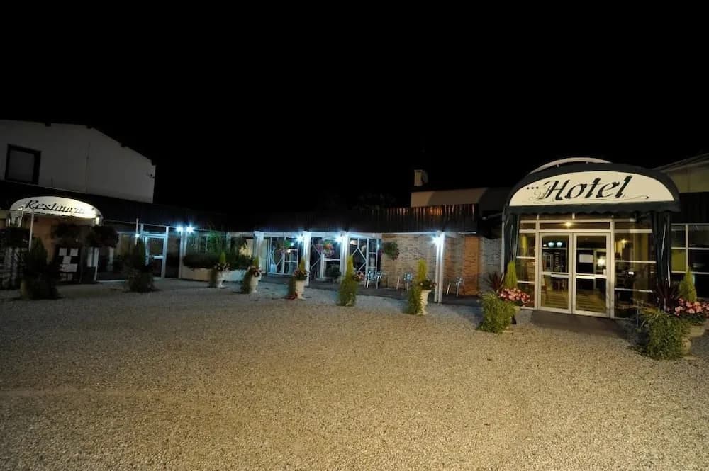 Hôtel Le Pont Bernet - Photo 1