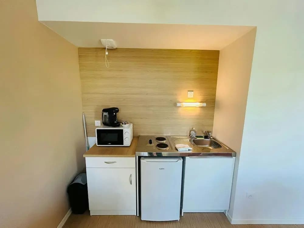 We Live In R - Suite 304 - Photo 4